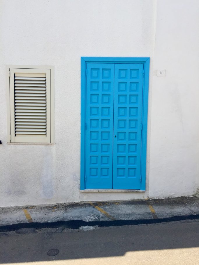 hellblaue Tür