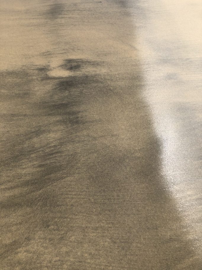 Nasser schimmernder Sand