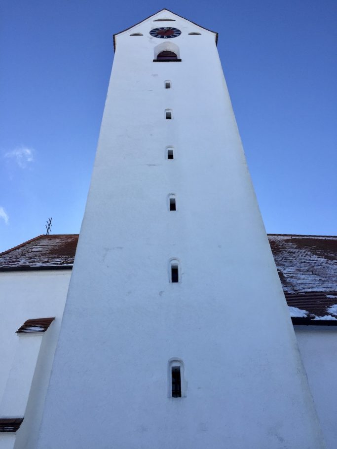 Aufragender Kirchturm