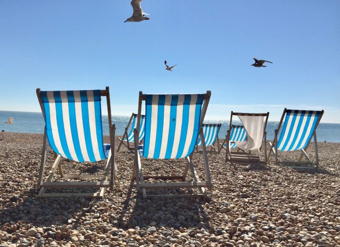 Liegestühle am Strand