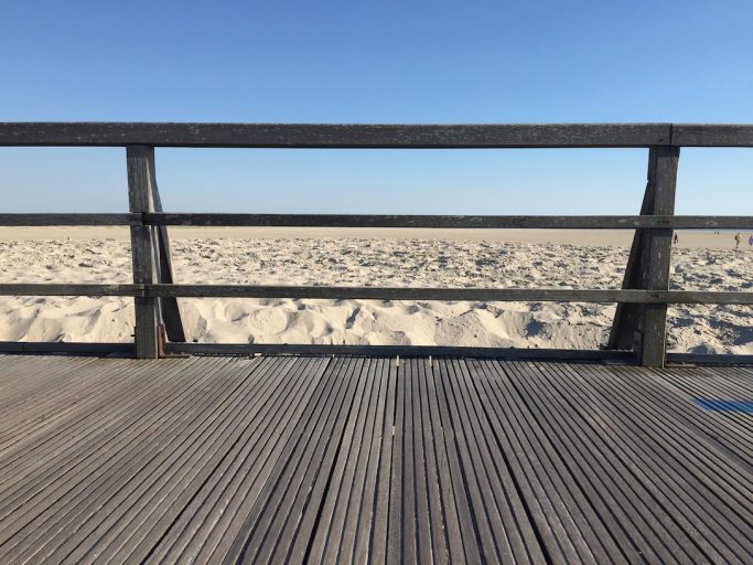 Blick auf Strand von Steg